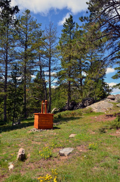 许愿井在一个明亮的山日图片下载