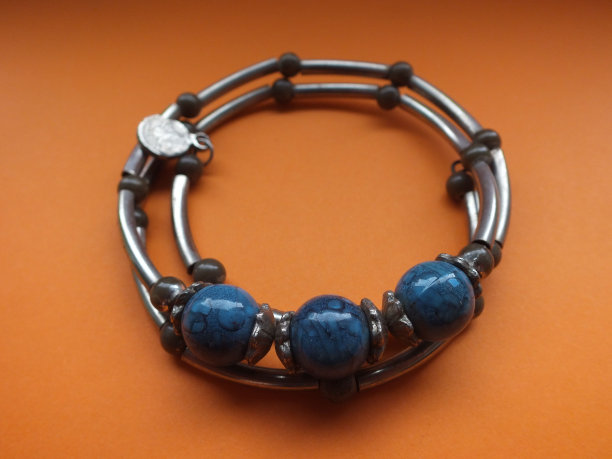 蓝色的手镯图片下载