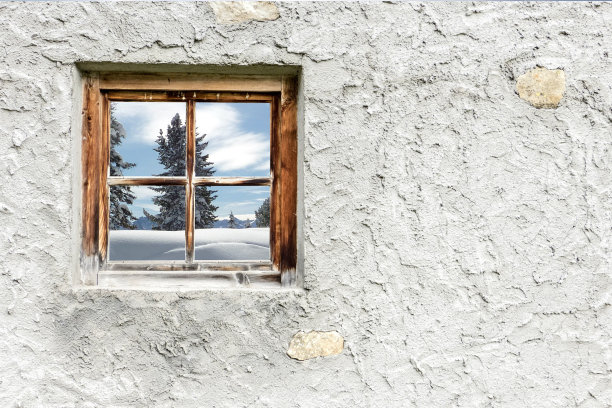 田园诗般的冬季景观在木窗图片下载