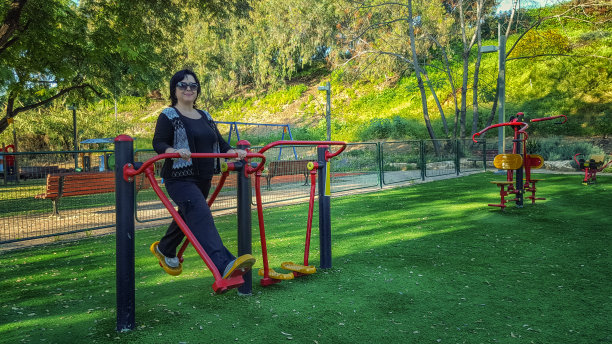 中年妇女练习空中步行者图片下载