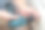组装家具时，使用无绳螺丝刀拧螺丝。图片下载