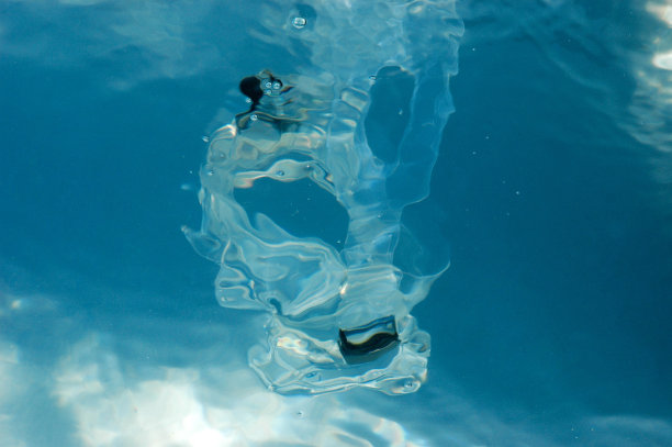 面具在水中图片下载