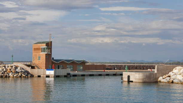 码头迪比萨港日落的观点图片下载
