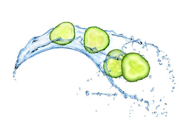新鲜的黄瓜片与水飞溅孤立在白色背景素材图片