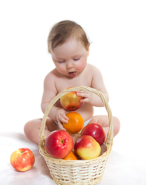 白色背景上放着一篮子苹果和桔子的小男孩图片下载
