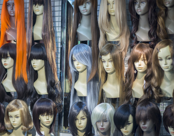 假发店架子上的假人头上的假发图片下载