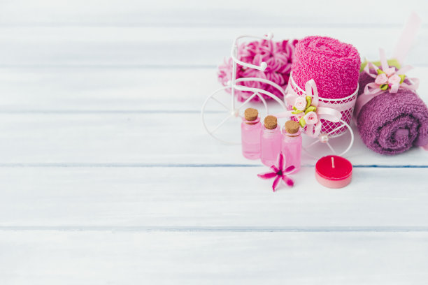 白色木桌上的水疗处理构成图片下载