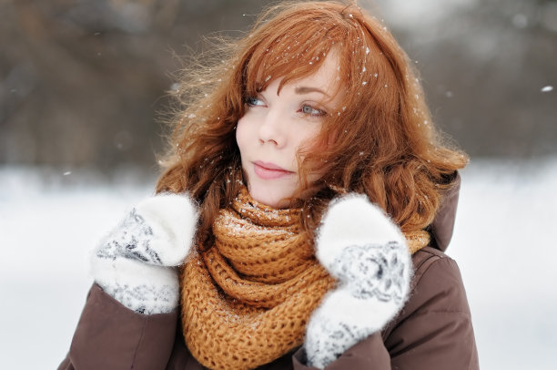 年轻美丽的女人在冬天图片下载
