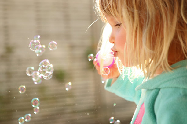吹肥皂泡的漂亮小女孩图片下载