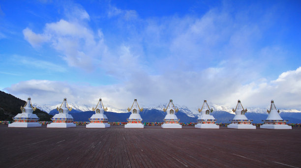 位于中国云南德清的神圣白塔。图片下载