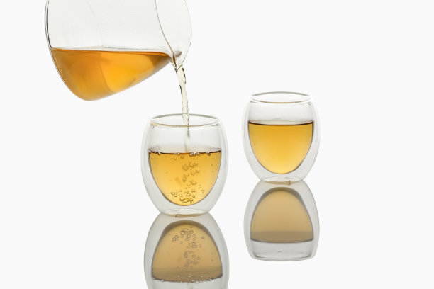 茶水倒入双层玻璃茶杯中。图片下载