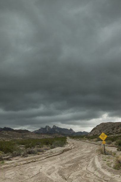 崎岖的道路，恶劣的天气图片下载