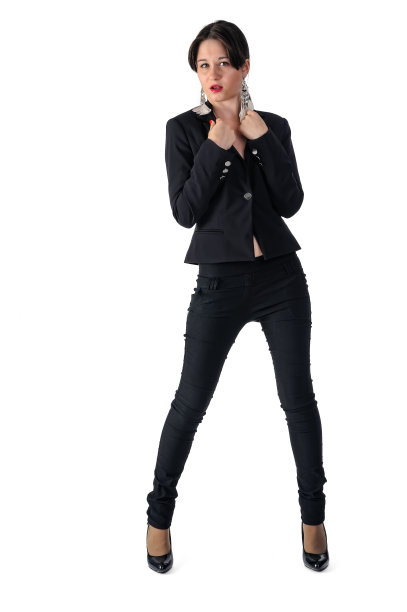 年轻迷人的黑衣女子图片下载