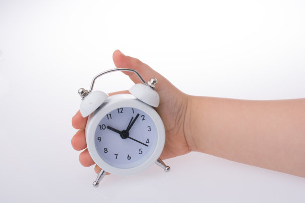 拿着闹钟的孩子图片下载