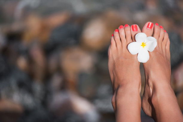 模糊背景下的女性腿图片下载