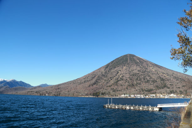 碧空映衬群山湖景图片下载