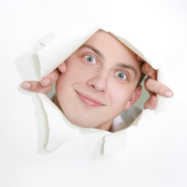 年轻人从纸的洞里偷看图片下载