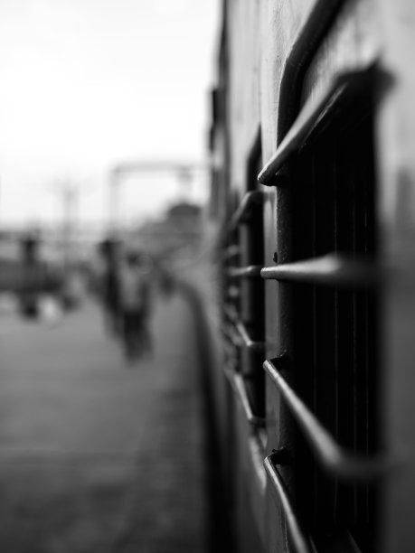 在印度火车站的一列火车上图片下载