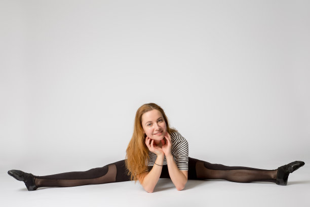 积极的运动女孩坐在劈叉上图片下载