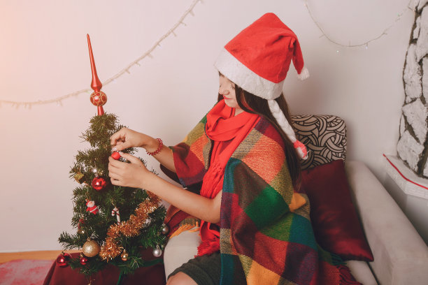 两个女孩正在为新年假期做准备图片下载