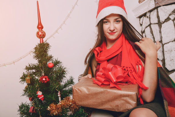 两个女孩正在为新年假期做准备图片下载