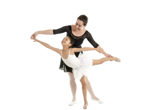 年轻甜美的芭蕾舞女演员和舞蹈老师一起上芭蕾课图片下载