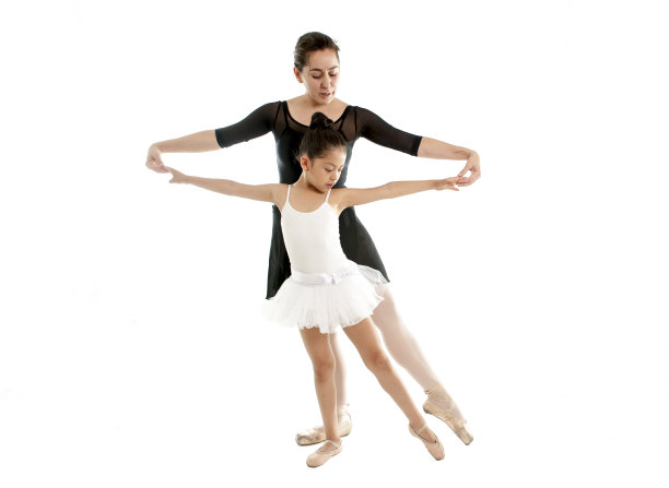 年轻甜美的芭蕾舞女演员和舞蹈老师一起上芭蕾课图片下载