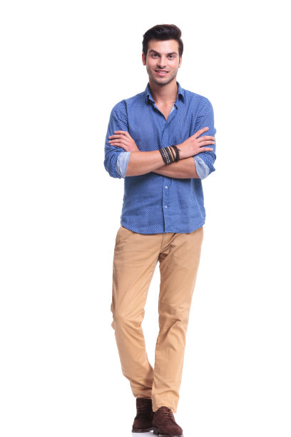 年轻随意的男人双手交叉微笑图片下载