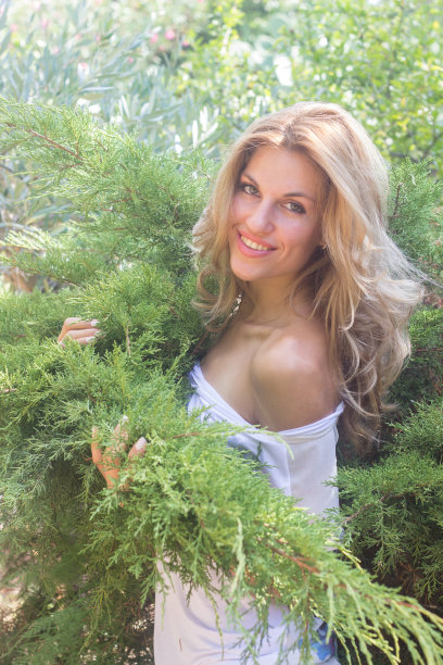 雨林里的女人图片下载