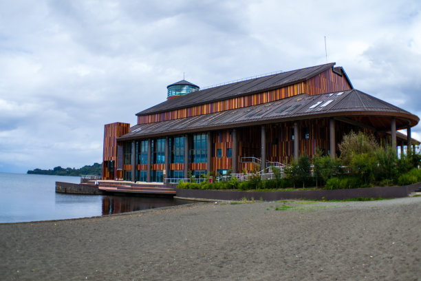 表演艺术中心在湖边的Frutillar，智利图片下载