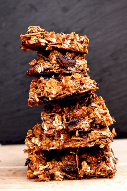 用干果、坚果和巧克力自制格兰诺拉燕麦棒图片下载