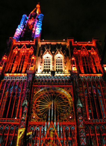 “巴黎圣母院”大教堂被五颜六色的灯光照亮图片下载