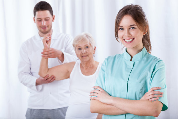 老年妇女和她的物理治疗师图片下载