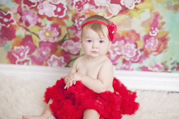 宝宝穿着红色的芭蕾舞裙图片下载