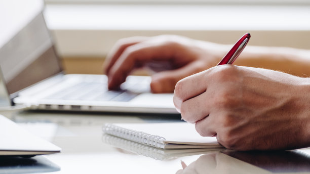 在办公室用钢笔写字素材图片