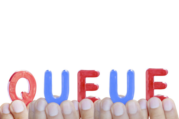 男人的手指在白色背景上显示“QUEUE”字样图片下载
