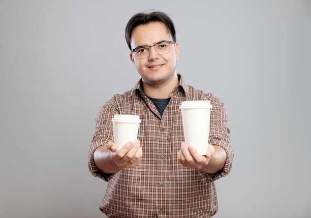 一个男人端着一杯咖啡的肖像图片下载