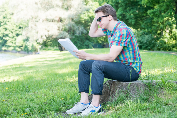 年轻人的阅读图片下载