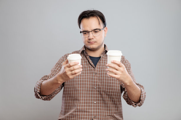 一个男人选咖啡的肖像图片下载