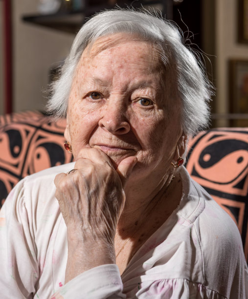 旧的悲伤的女人图片下载