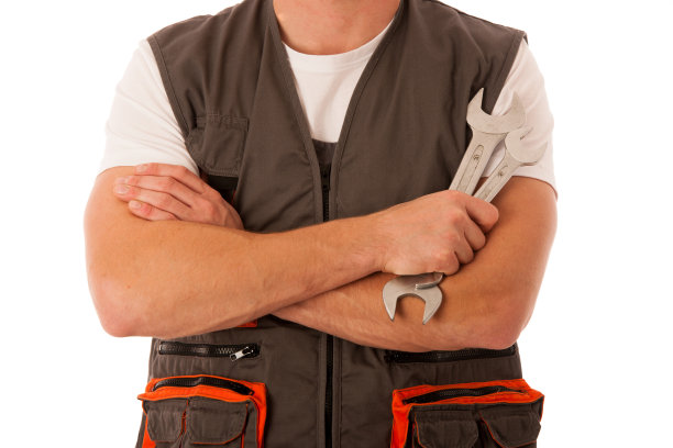 技工手里拿着扳手图片下载