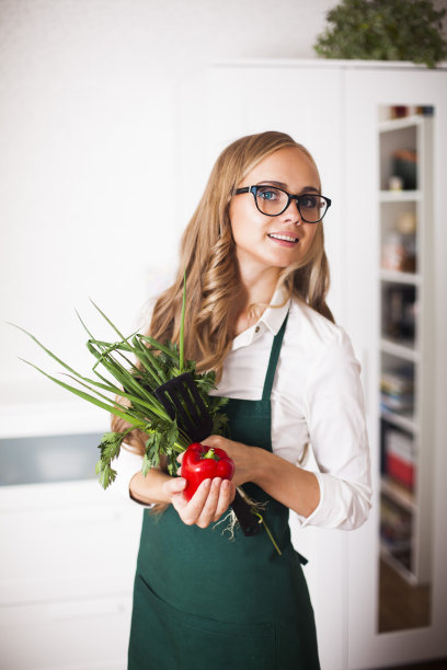 小女孩在厨房里找食谱图片下载