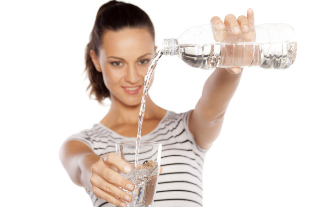 与水的女孩图片下载