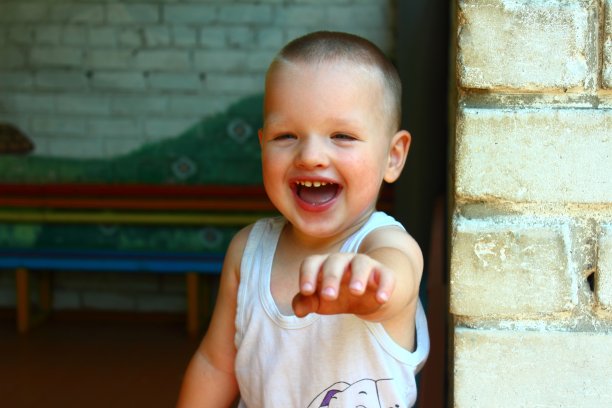 小男孩笑了图片下载