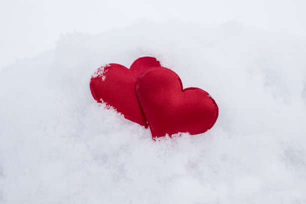 雪的心。恭贺圣瓦伦丁节。贺卡。图片下载