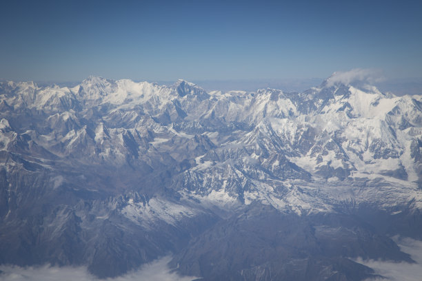 从空中俯瞰喜马拉雅山脉的全景图片下载