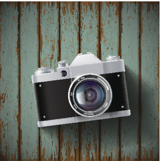 旧胶片摄影机躺在木头表面上图片下载