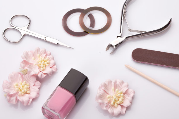 修指甲和修脚的工具上白色图片下载