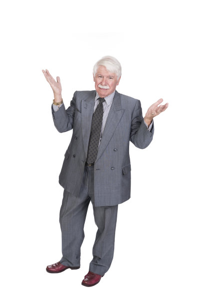 伸开双手的高大老人图片下载