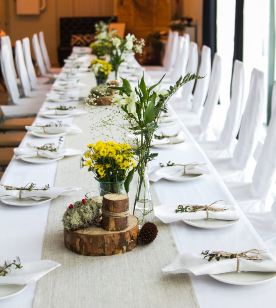 为假日餐桌提供了黄色的乡村风格图片下载